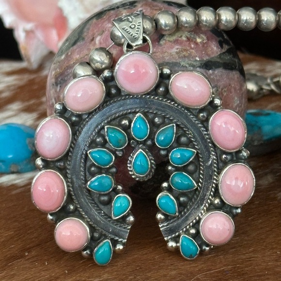 Pink conch turquoise statement naja sterling silver pendant - Picture 5 of 6